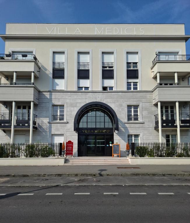 Un bâtiment blanc avec un panneau indiquant les métaux de la villa dans l'établissement Villa Médicis Versailles Saint-Cyr-l'Ecole, à Saint-Cyr-lʼÉcole