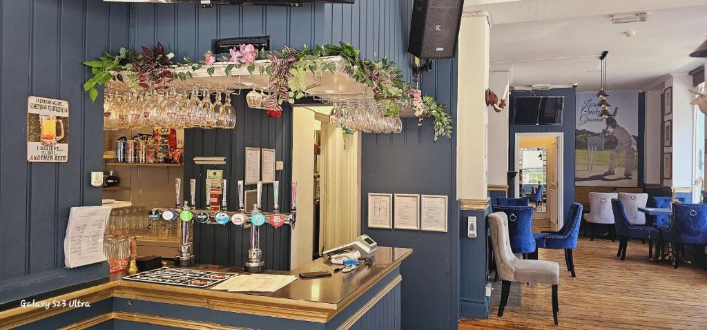 een bar in een restaurant met een tafel en stoelen bij St Johns Boutique Hotel in Londen