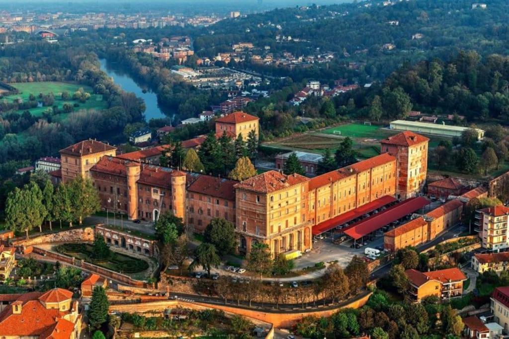 Nespecifikovaný výhled na destinaci Moncalieri nebo výhled na město při pohledu z prázdninového domu