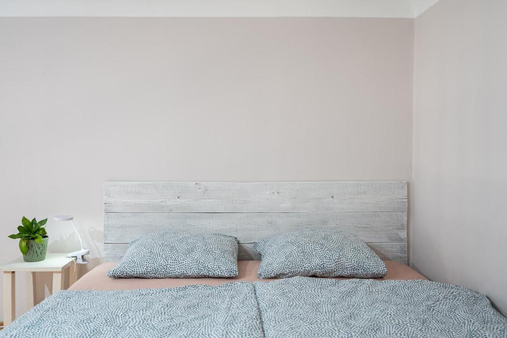 Postel nebo postele na pokoji v ubytování Affordable Heroes' Square Residence