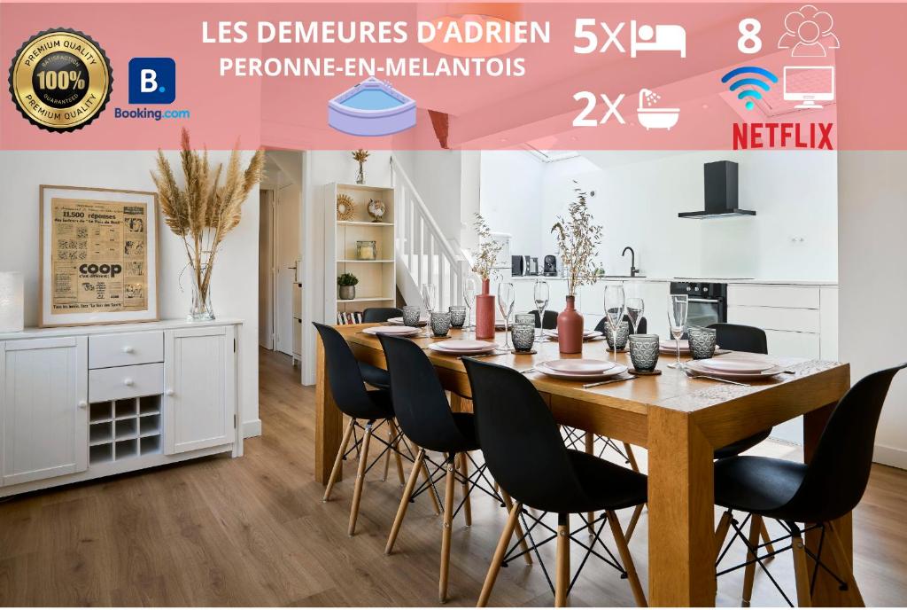 une salle à manger avec une table et des chaises en bois dans l'établissement La Papeterie - Les Demeures d'Adrien, à Péronne-en-Mélantois