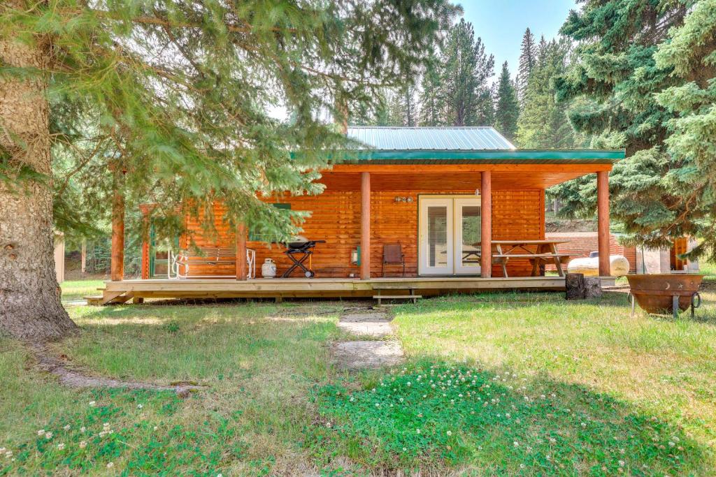 Κήπος έξω από το Deadwood Wolf Cabin with Fire Pit and Grill