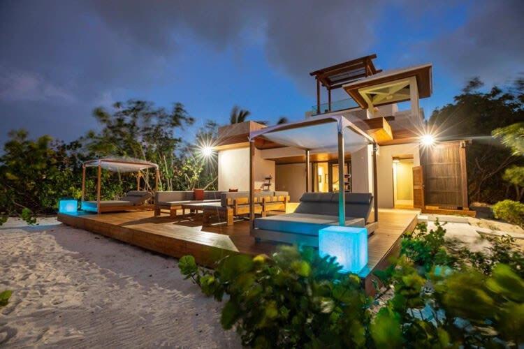 Luxurious Beachfront 2 bedroom villa on Smith's Reef - Villa