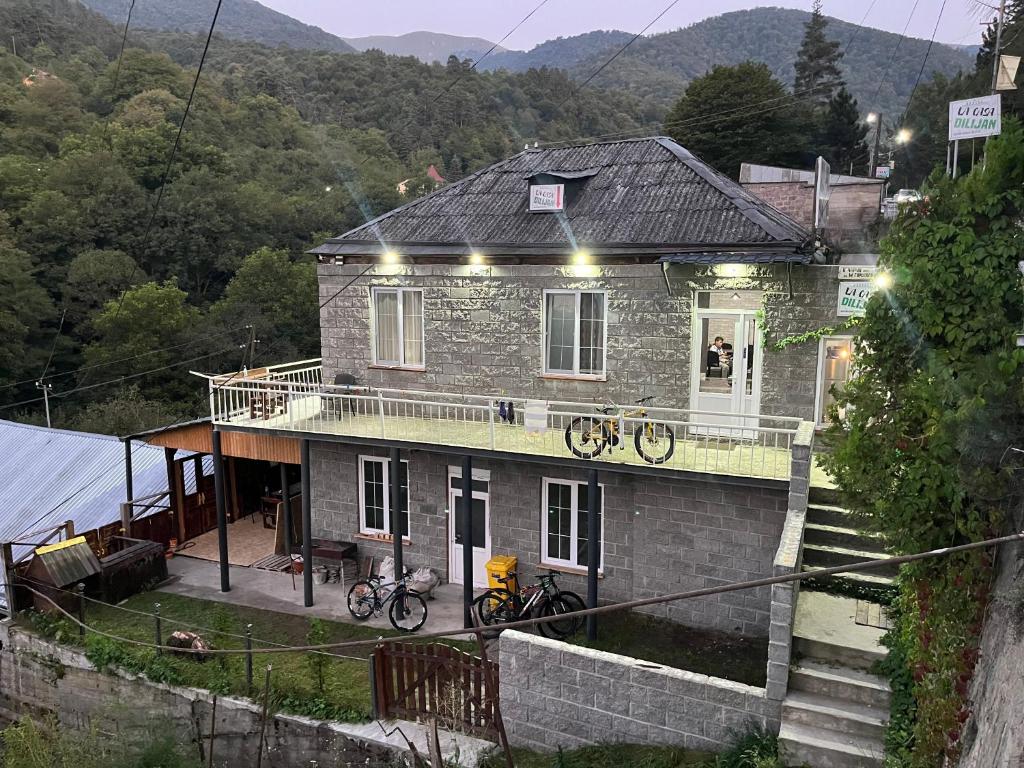 Nespecifikovaný výhled na hory nebo výhled na hory při pohledu z hostelu