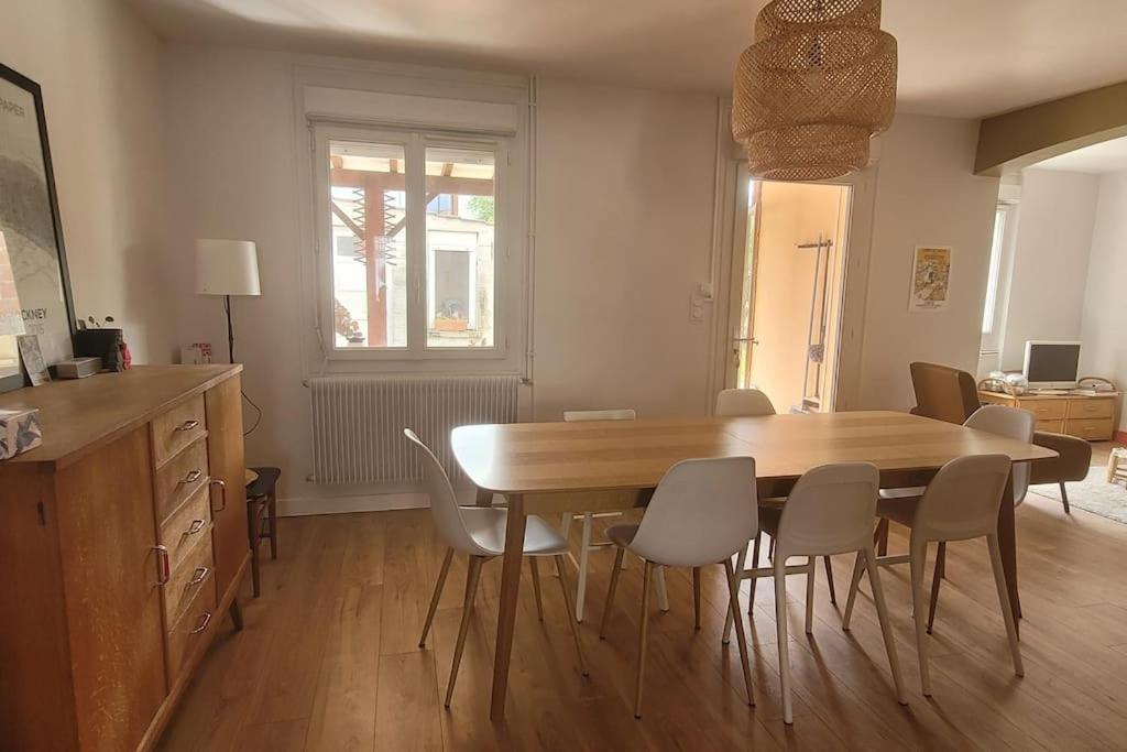 une salle à manger avec une table et des chaises en bois dans l'établissement La petite maison rose au centre d'Albi, à Albi