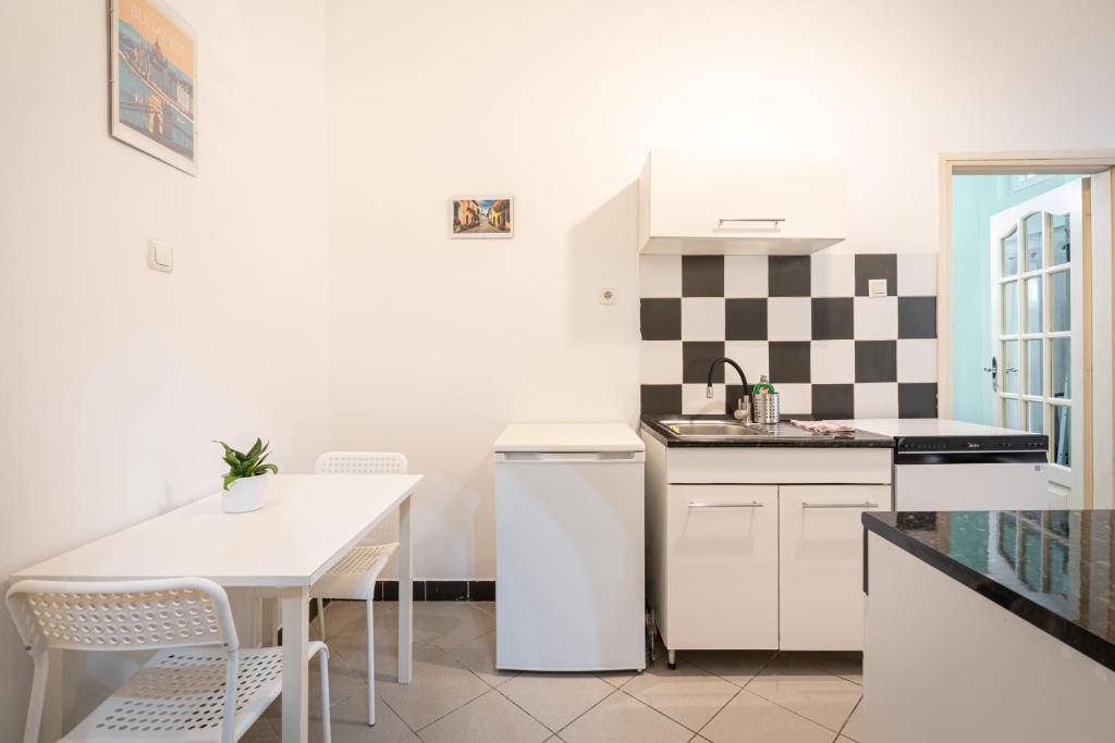 Kuchyň nebo kuchyňský kout v ubytování Affordable Heroes' Square Residence