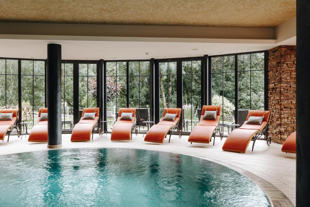 Bazén v ubytování Gut Berg Naturhotel nebo v jeho okolí
