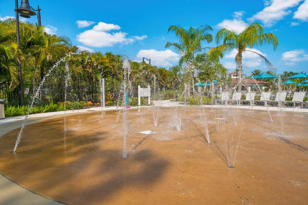 Bazén v ubytování Orlando Resort Rentals at Universal Boulevard nebo v jeho okolí