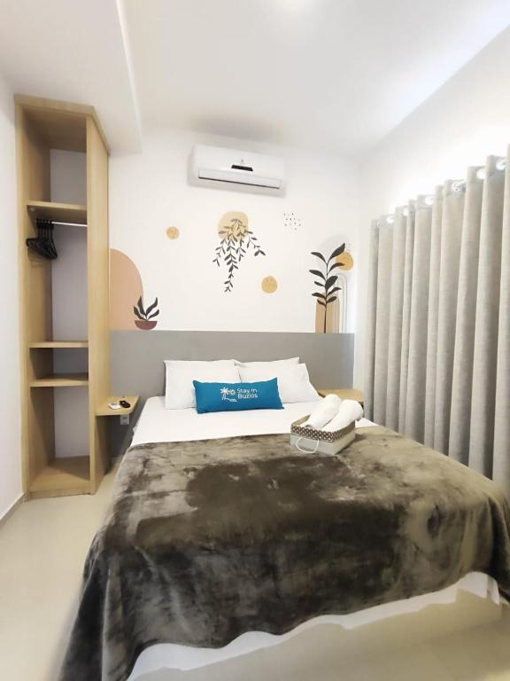 a bedroom with a large bed in a room at Apartamento completo em Búzios in Búzios