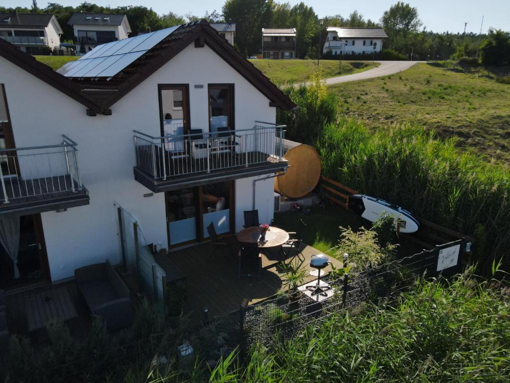 Ein Garten an der Unterkunft Villa di Lago - Ferienhaus mit Sauna