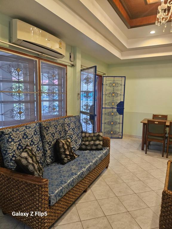 a living room with a couch and a table at Superbe maison en centre ville exceptionnel in Pattaya Central