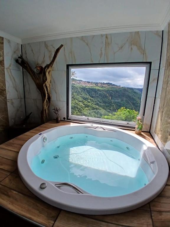 Nespecifikovaný výhled na hory nebo výhled na hory při pohledu z luxury tent