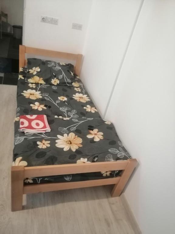 巴奇卡帕兰卡Sindi Apartman的花房里的一张床位