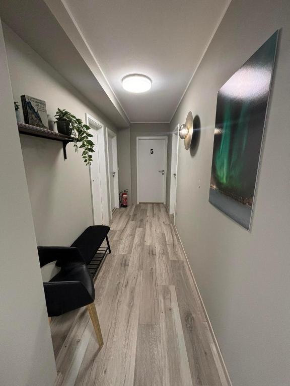 ÓlafsfjörðurKlara Guesthouse的带沙发和椅子的客厅