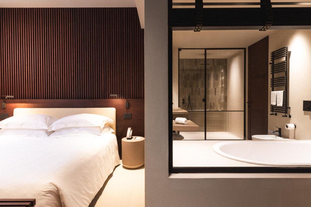 
Deluxe Suite with Balcony 
