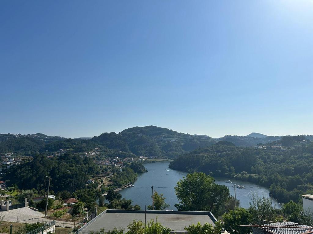 uitzicht op een rivier vanuit een stad bij Casa Encanto do Douro in Várzea do Douro