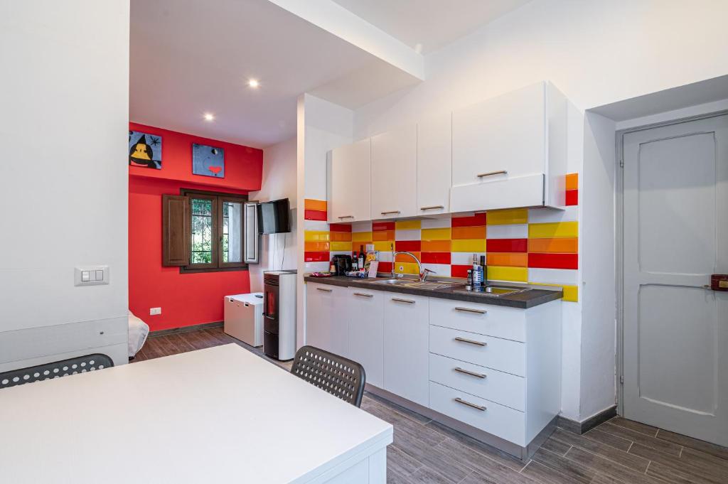 Dapur atau dapur kecil di SOHO Borgonovo by Dasso - Case Vacanze e Appartamenti