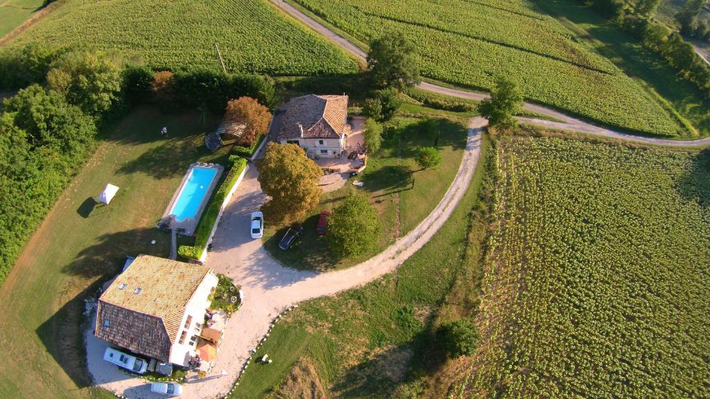 une vue aérienne sur une ferme avec un camion dans l'établissement La Perle du Lot, à Castelnau-de-Montratier