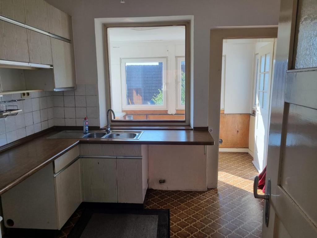 Kuchyň nebo kuchyňský kout v ubytování Ferienwohnung 2 mit 3 Schlafzimmer und Garten