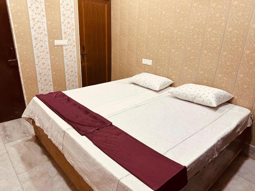 A bed or beds in a room at Hotel Raju Homestay Ayodhya 150 Meters from Shree Ram Janmbhoomi Temple 200 Meters from Ayodhya Dham Railway Station