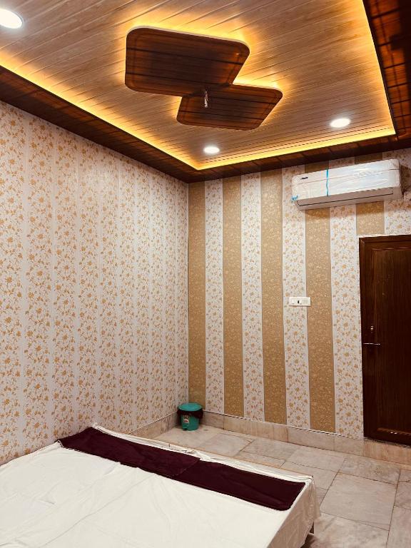 A bed or beds in a room at Hotel Raju Homestay Ayodhya 150 Meters from Shree Ram Janmbhoomi Temple 200 Meters from Ayodhya Dham Railway Station