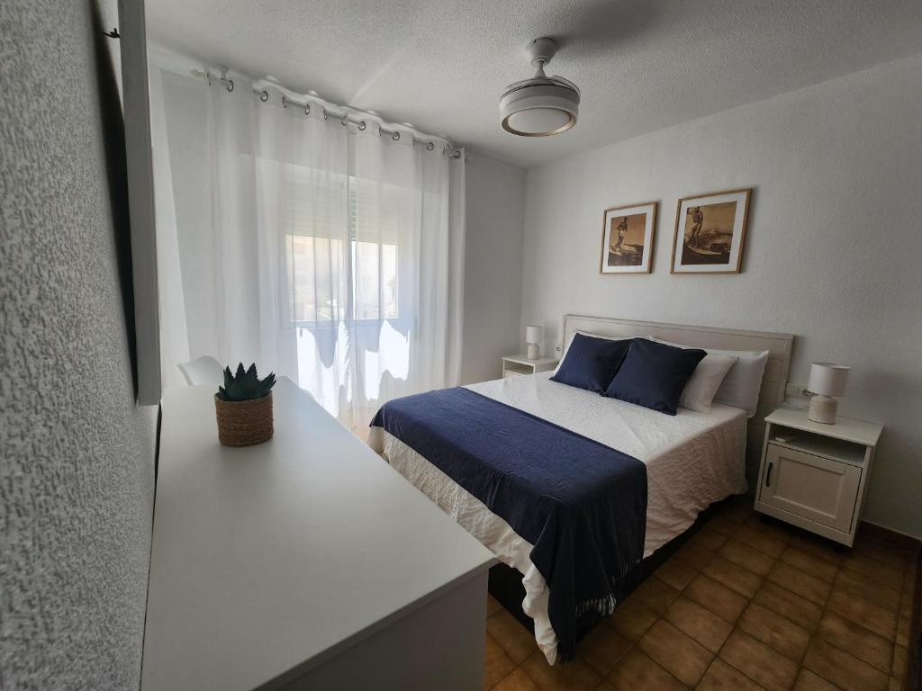 ein weißes Schlafzimmer mit einem Bett und einem Fenster in der Unterkunft Seaview Terrace, Beachfront Bliss & Towncenter - Terraza con vistas al mar, a pie de playa y céntrico in La Herradura