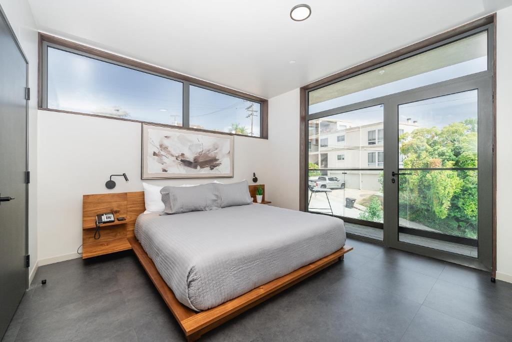 City24 Condo Hotel Little Italy Mission Hills photo