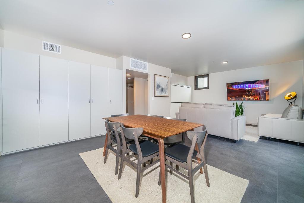 City24 Condo Hotel Little Italy Mission Hills photo