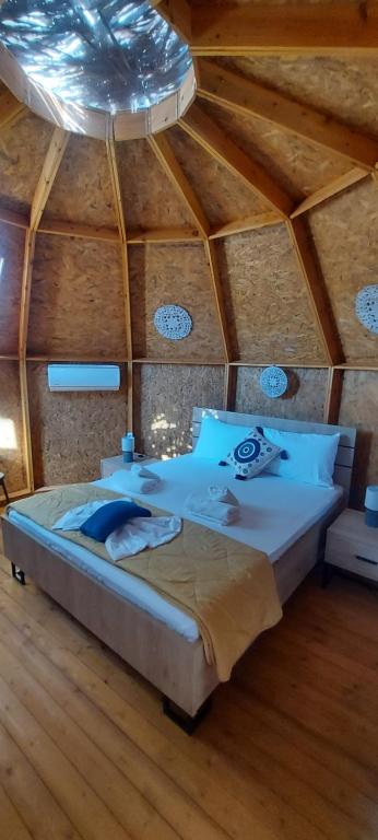 Postel nebo postele na pokoji v ubytování Ioannina Camping- Glamping