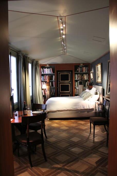 une chambre avec un lit, une table et des chaises dans l'établissement Calm and Central, à Paris