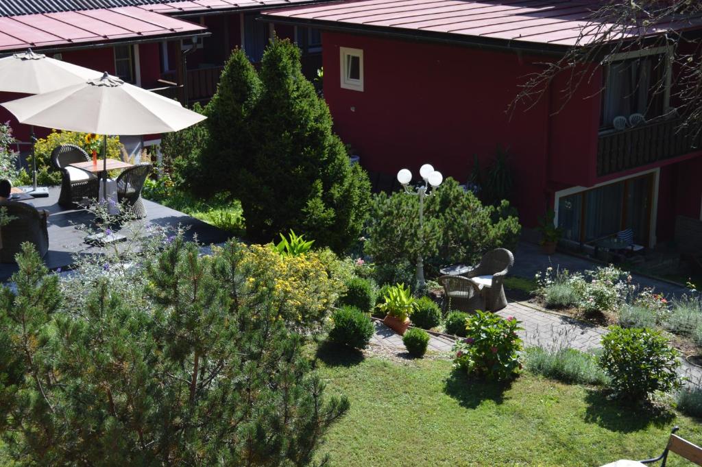A garden outside Landidyll-Hotel Nudelbacher