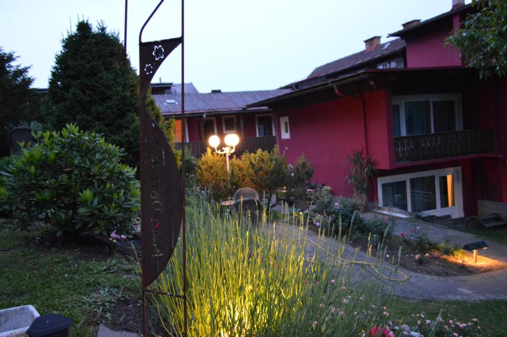 A garden outside Landidyll-Hotel Nudelbacher