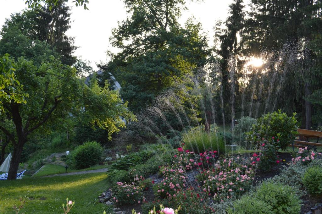 A garden outside Landidyll-Hotel Nudelbacher