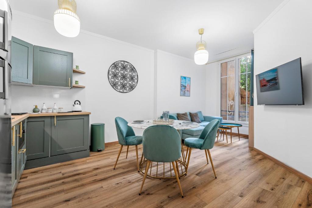 une cuisine et une salle à manger avec une table et des chaises dans l'établissement Nice Renting - VERDI - Apartment Charm & Comfort & AirCon, à Nice