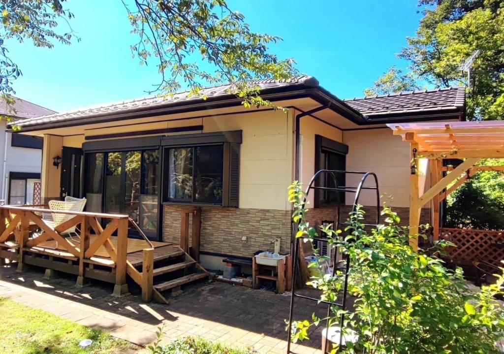 ein kleines Haus mit einer Terrasse in der Unterkunft Biwako Hills - Vacation STAY 57199v in Takashima