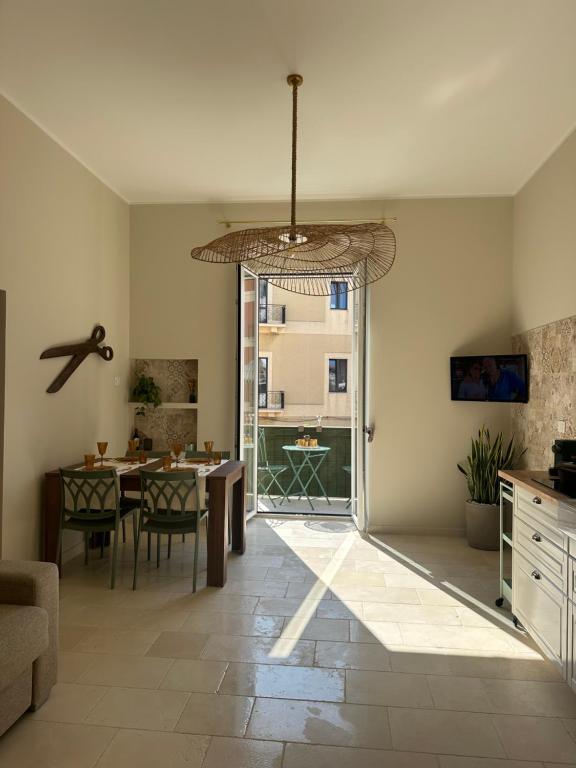 een woonkamer met een tafel en een eetkamer bij Casa Nassiriya in Trani
