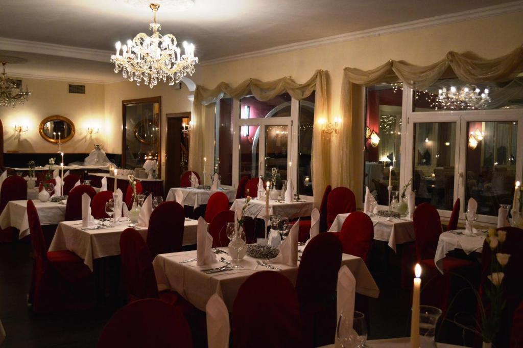 A restaurant or other place to eat at Landidyll-Hotel Nudelbacher