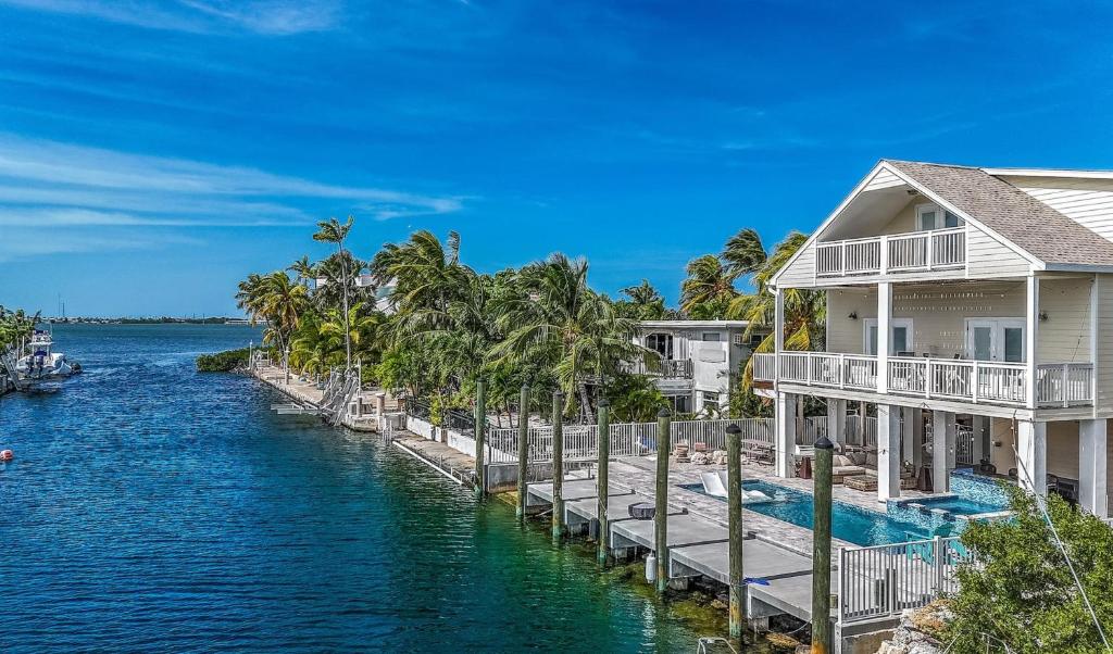ein Haus auf einem Steg neben einem Gewässer in der Unterkunft Manatee Watch in Big Pine Key
