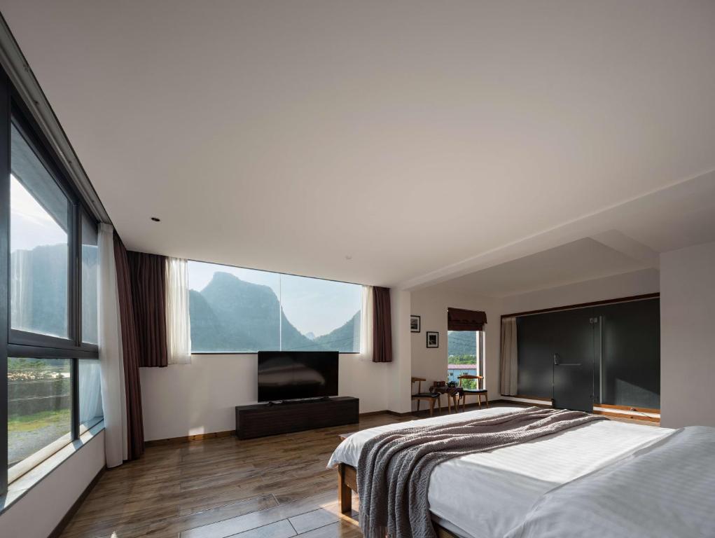 Postel nebo postele na pokoji v ubytování Serene Vale Inn Guilin-Free One Way pick up service to High-speed Railway Station for 2 Nights