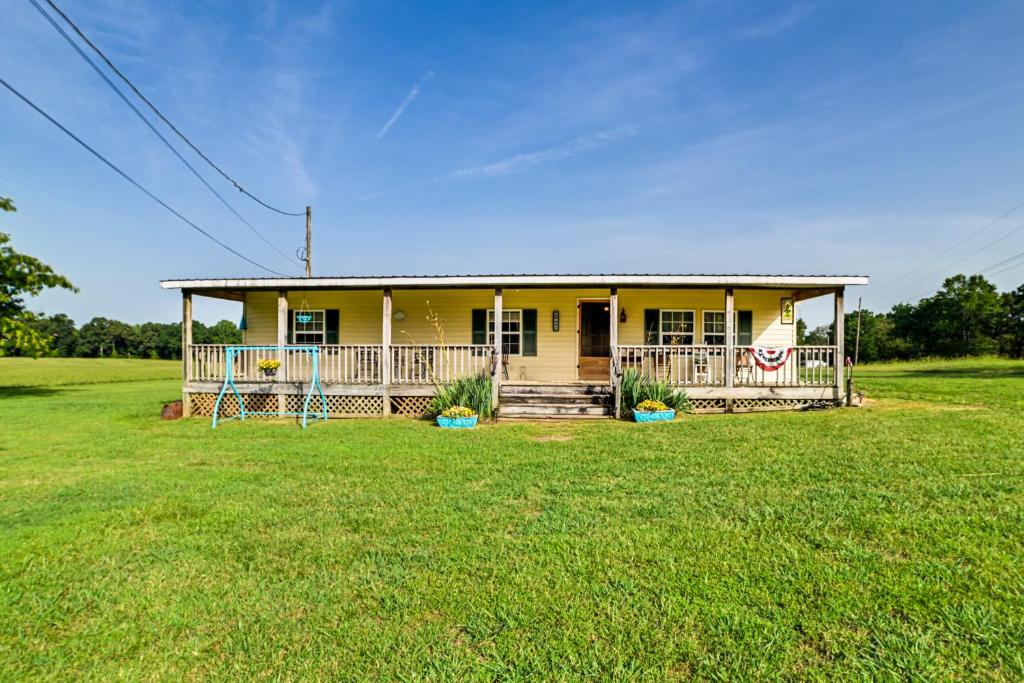 Κήπος έξω από το Peaceful McEwen Home with Spacious Yard!