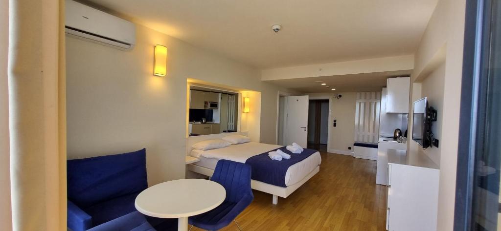 Postel nebo postele na pokoji v ubytování Sea View Apartments in Orbi City