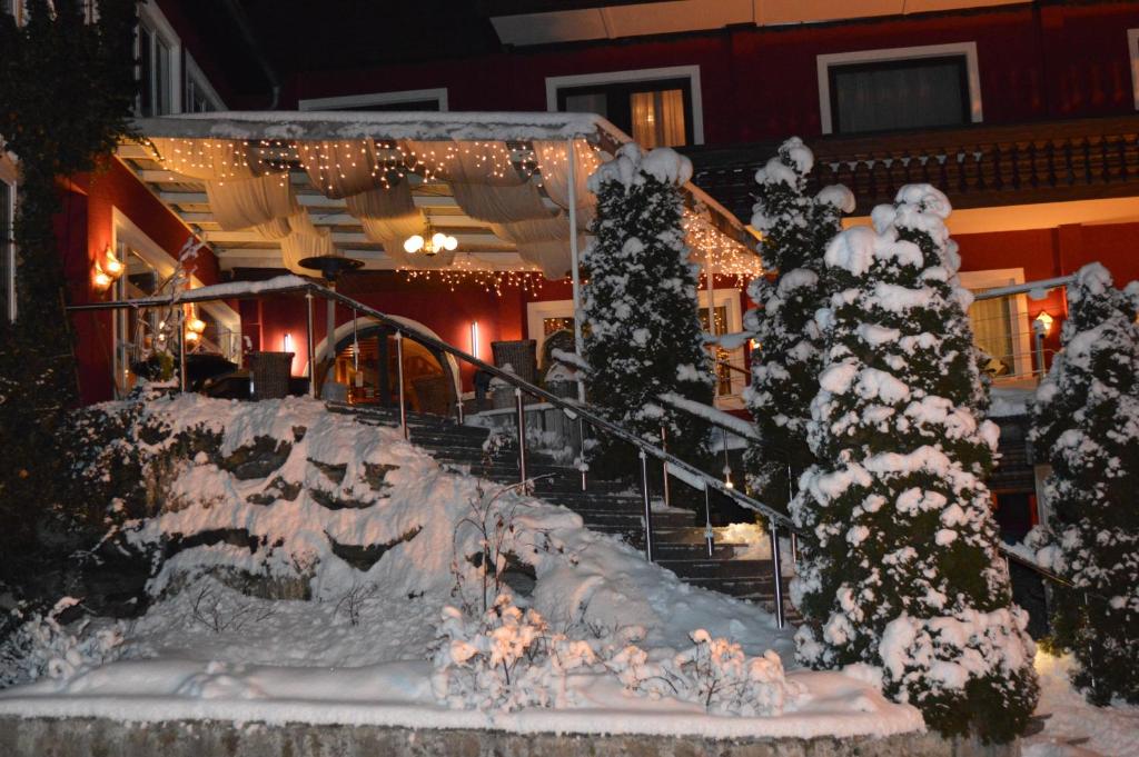 Landidyll-Hotel Nudelbacher during the winter