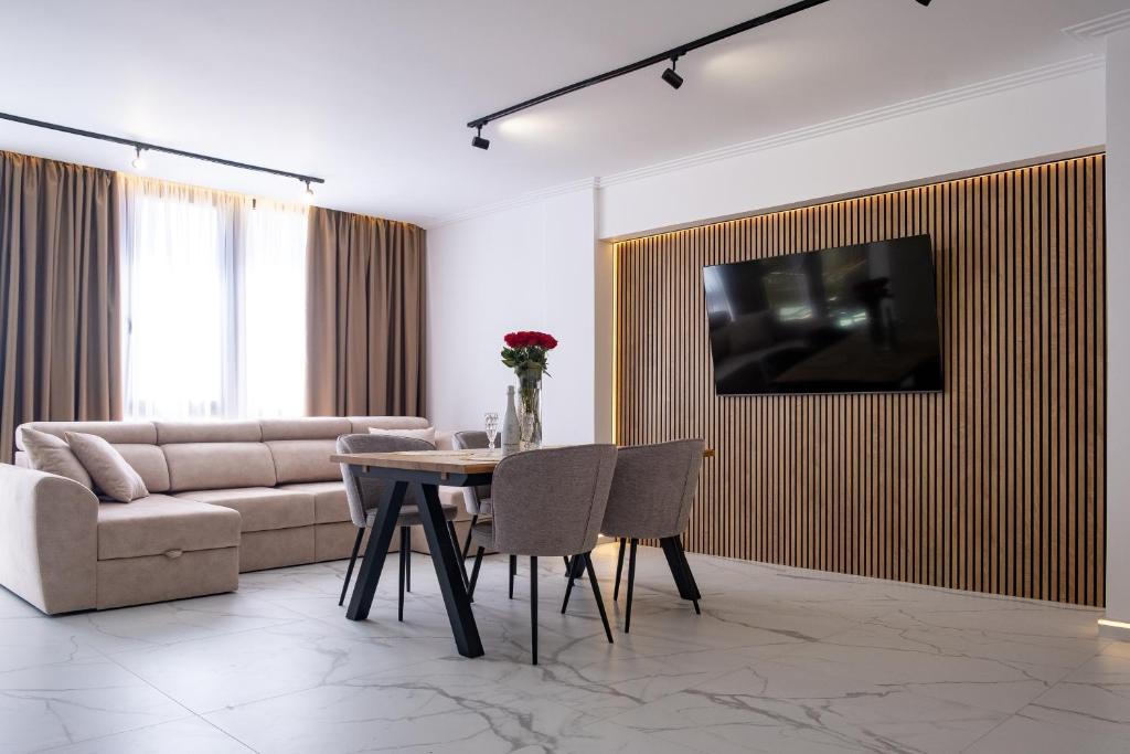 a living room with a table and a couch at Apartment PREMIUM CALPE in Ifach