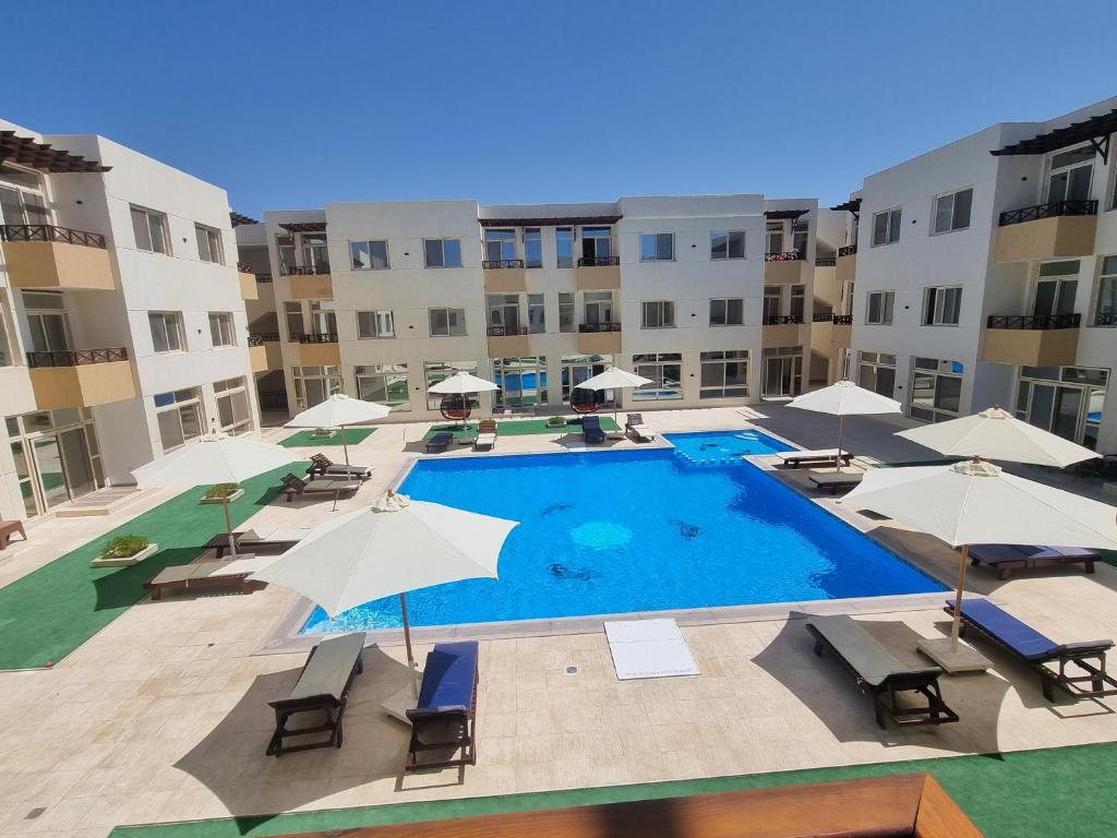 Bazén v ubytování Camelgila Appartment Royal Residence nebo v jeho okolí