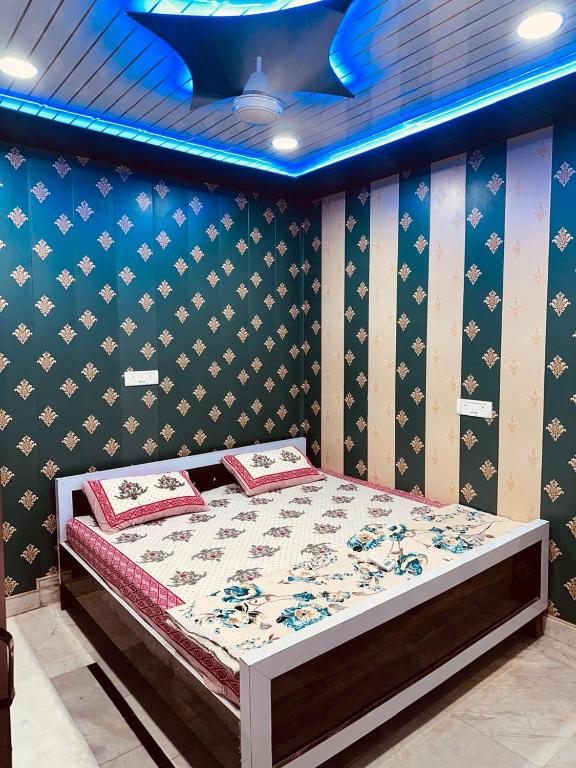 A bed or beds in a room at Hotel Raju Homestay Ayodhya 150 Meters from Shree Ram Janmbhoomi Temple 200 Meters from Ayodhya Dham Railway Station