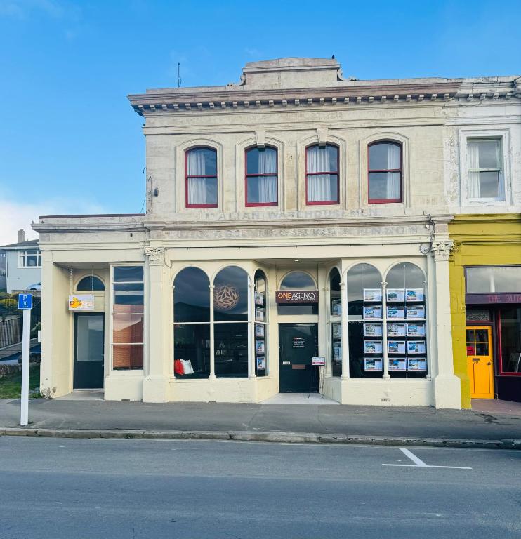 The Italian Warehousemen - Resim 14