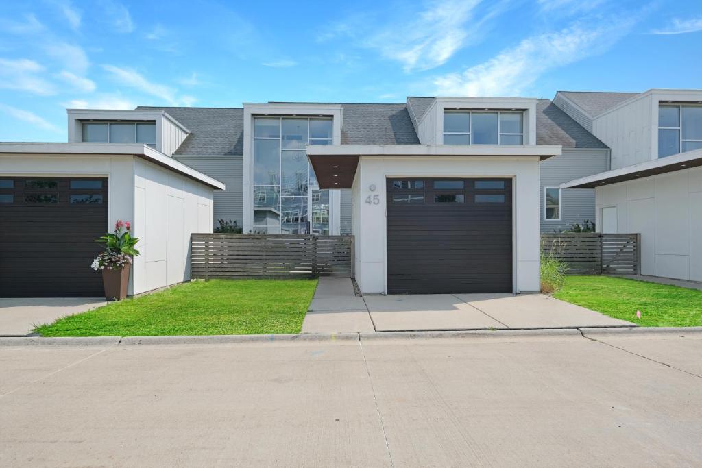una casa con dos puertas de garaje en una entrada en Turtle River Retreat, en Ottawa