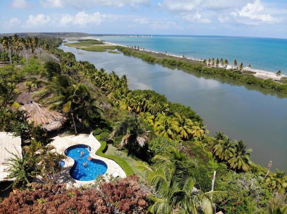 eine Luftaufnahme eines Flusses neben einem Strand in der Unterkunft Casa de Praia I Alagoas I Nordeste-Coruripe in Coruripe