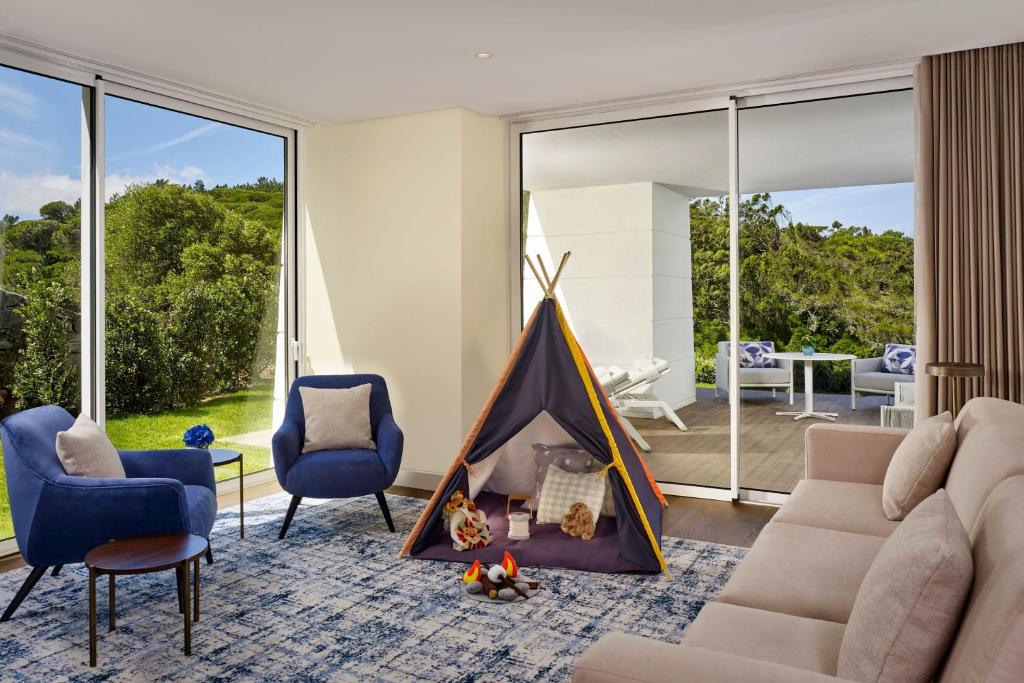 Uma área de estar em Penha Longa Resort