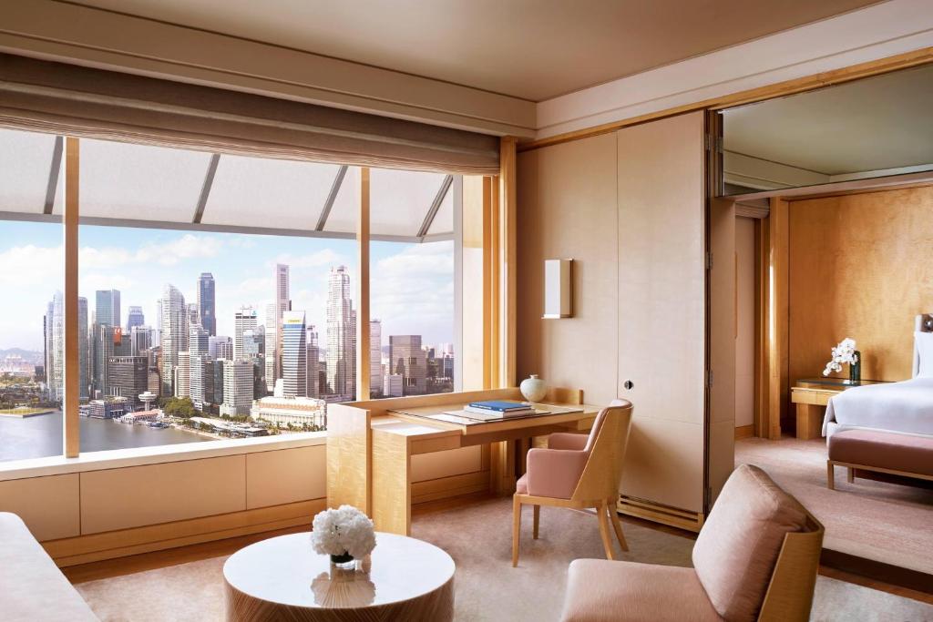 Postel nebo postele na pokoji v ubytování The Ritz-Carlton, Millenia Singapore